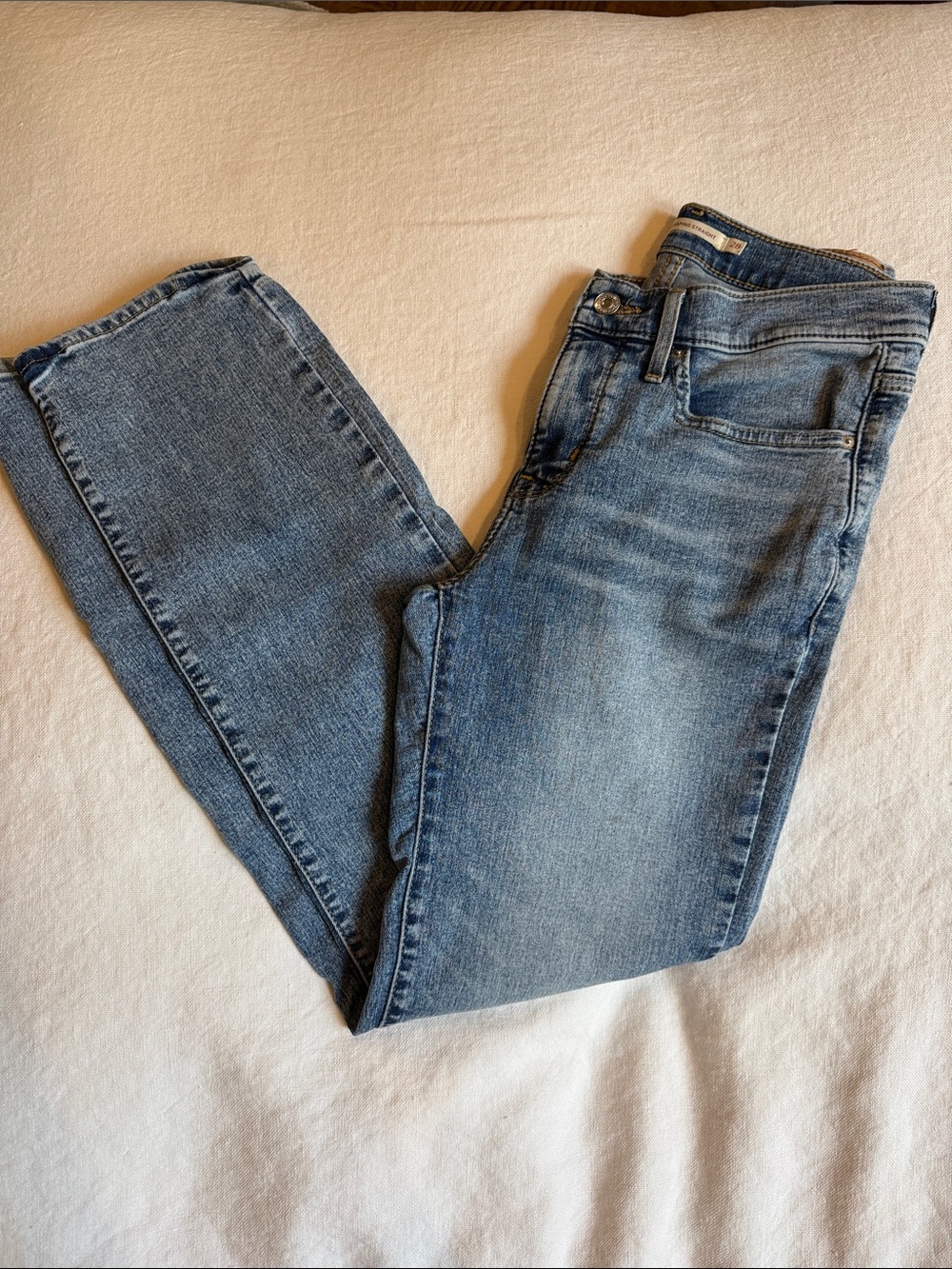 Levi's Straight Leg Women's Jeans in Light Blue Wash